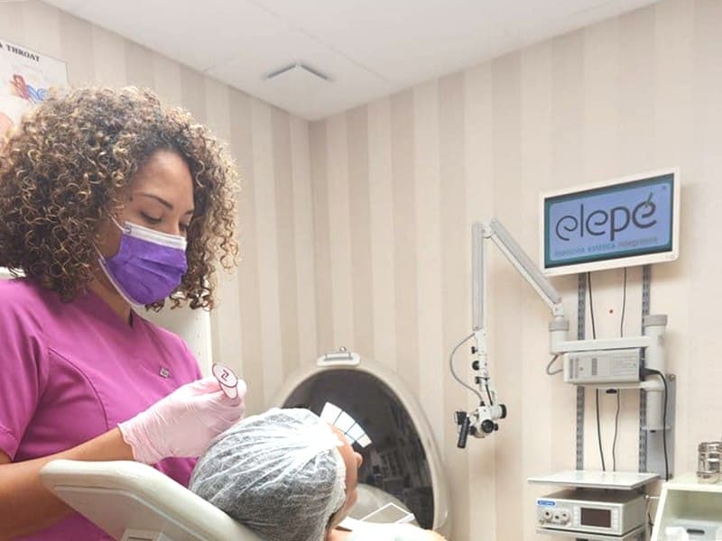 Doctora realizando un tratamiento de labios en Ponferrada
